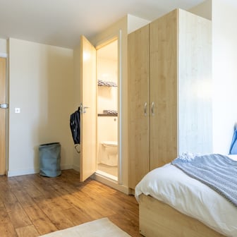 Gold En Suite - Image 2